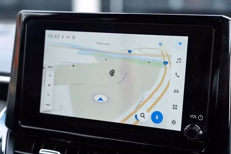 Hệ thống cảnh báo điểm mù được trang bị tiêu chuẩn trên bản hatchback Ascent Sport, trong khi người dùng bản sedan phải trả thêm 1.000 AUD (690 USD) để sở hữu thông qua gói tùy chọn Convenience Pack.