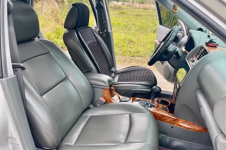 Điểm mạnh lớn nhất của mẫu xe này nằm ở động cơ máy dầu 2.0L nổi tiếng tiết kiệm nhiên liệu, phù hợp với nhu cầu di chuyển hàng ngày trong đô thị lẫn đường dài. Nhiều chủ xe cũ đánh giá SantaFe Gold bền bỉ, “nồi đồng cối đá”, dễ sửa chữa và chi phí bảo dưỡng không quá cao so với các dòng SUV cùng đời.