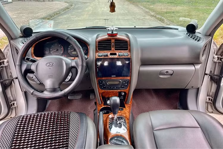 Hyundai SantaFe Gold là thế hệ đầu tiên của dòng SantaFe huyền thoại, được người dùng Việt Nam yêu thích nhờ thiết kế hầm hố, gầm cao vững chãi và khả năng chở cả gia đình 7 người một cách thoải mái.