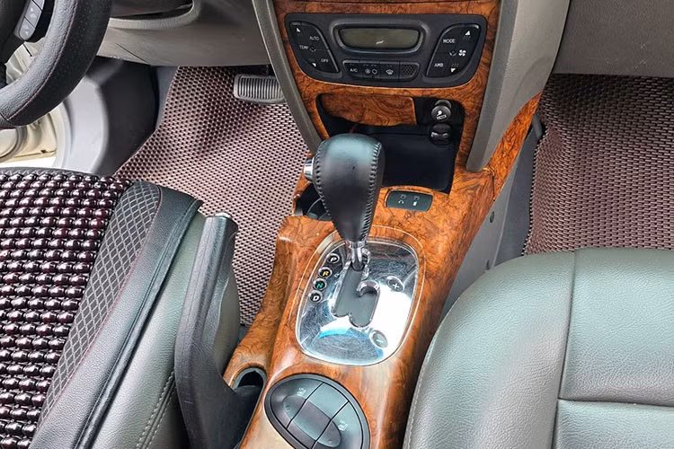 Hiện xe đang được rao bán trên các diễn đàn ôtô cũ và chợ mạng. Người mua có thể trực tiếp kiểm tra, test lái để đánh giá thực tế tình trạng xe. Dù là mẫu xe đời sâu, SantaFe Gold vẫn chứng minh giá trị thực tiễn của mình qua khả năng vận hành ổn định và không gian sử dụng linh hoạt.