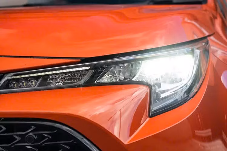 Một trong những thay đổi đáng chú ý là toàn bộ các phiên bản sedan đều được trang bị bảng đồng hồ kỹ thuật số 12,3 inch. Trong khi đó, trang bị này trên hatchback chỉ xuất hiện ở phiên bản cao cấp ZR, còn các bản Ascent Sport và SX vẫn sử dụng màn hình 7 inch.