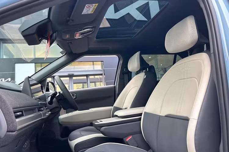 Hiệu năng của Kia EV3 2026 chạy điện phụ thuộc vào phiên bản. Dù Kia tại Mỹ chưa công bố công suất của bản một mô-tơ điện nhưng con số tại châu Âu là 201 mã lực. Nếu giữ nguyên cấu hình này, xe có thể tăng tốc 0-96 km/h trong khoảng giữa 7 giây, đủ đáp ứng nhu cầu di chuyển trong đô thị.