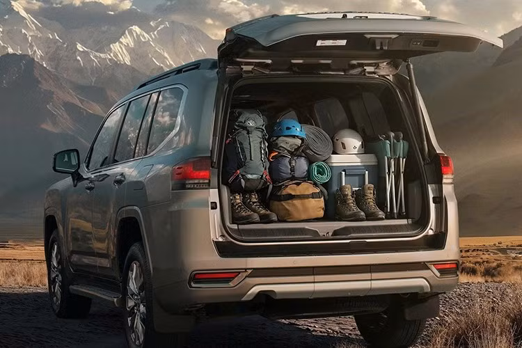 Bản ZX bổ sung thêm hệ thống treo thích ứng, HUD, cốp sau cảm biến và vi sai chống trượt cầu sau. Trong khi đó, GR Sport sở hữu thiết kế thể thao riêng biệt với cản trước thể thao hơn.