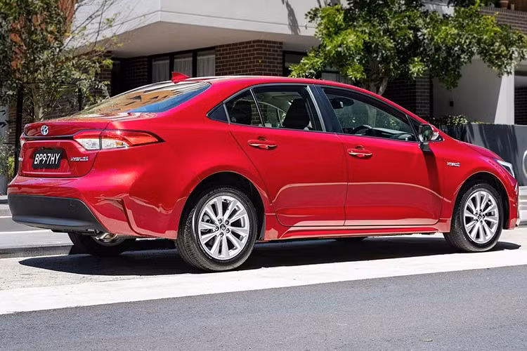 Hiện tại, Corolla hybrid hatchback có giá khởi điểm từ 32.110 AUD (22.190 USD - hơn 574 triệu đồng), trong khi phiên bản cao nhất là ZR hybrid hatch có giá 39.100 AUD (27.000 USD - hơn 704 triệu đồng). Đáng chú ý, Toyota đã ngừng phân phối phiên bản sedan ZR hybrid, vốn có mức giá cao hơn.