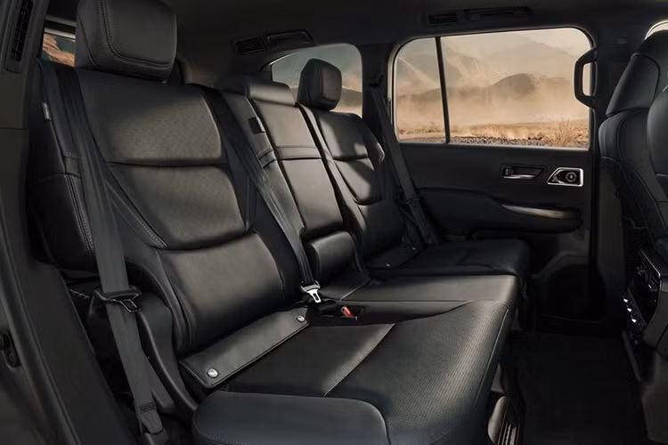 Tại thị trường châu Âu, Toyota Land Cruiser 300 Hybrid 2026 được phân phối với ba phiên bản: VX (tiêu chuẩn), ZX (cao cấp) và GR Sport (thể thao) – tất cả đều có cấu hình 5 chỗ ngồi.