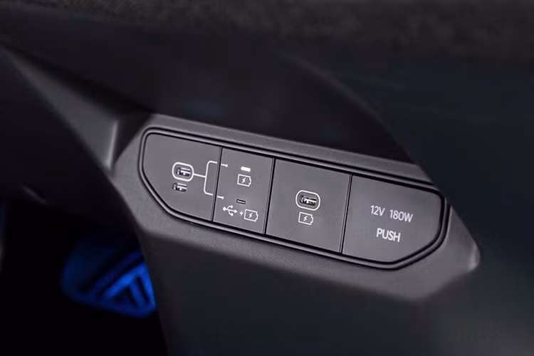 Ngoài công suất tăng thêm, Kia EV3 2026 bản GT còn được trang bị hệ thống treo và vô lăng tinh chỉnh thể thao cùng tính năng sang số ảo Virtual Gear Shift (VGS) và hệ thống tạo âm thanh chủ động Active Sound Design (ASD).