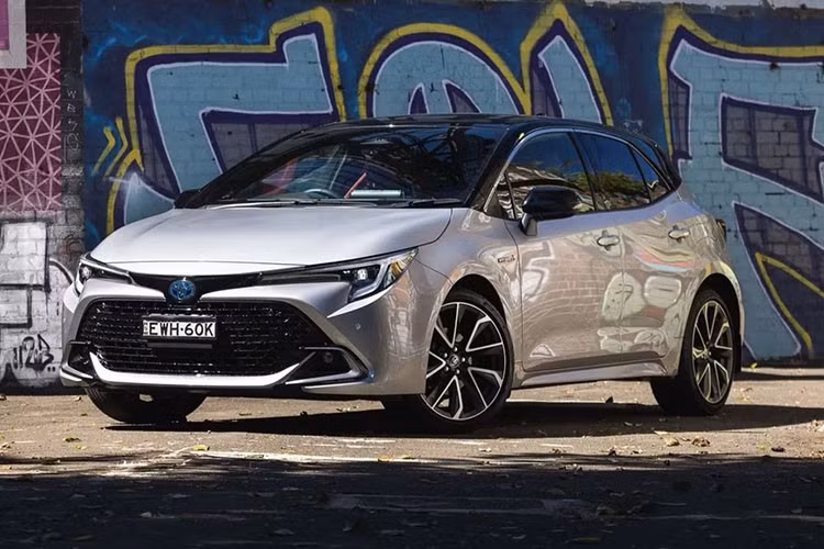 Mức tiêu thụ nhiên liệu trung bình được công bố ở mức 4.0 lít/100 km cho cả hai biến thể hatchback và sedan. Việc điều chỉnh trang bị lần này cho thấy Toyota đang định hình rõ ràng hơn sự khác biệt giữa hai kiểu thân xe, nhằm đáp ứng đa dạng nhu cầu của người dùng trong phân khúc sedan và hatchback.