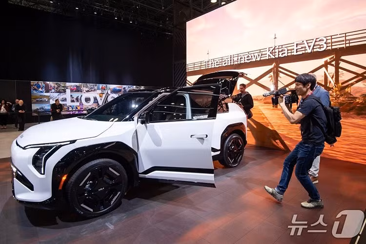 Người dùng có hai tùy chọn pin, bao gồm 58,3 kWh chỉ có trên phiên bản Light tiêu chuẩn, cho phạm vi hoạt động tối đa 354 km theo tiêu chuẩn EPA. Nâng cấp lên pin 81,4 kWh trên các phiên bản Wind và Land, phạm vi di chuyển ước tính đạt 515 km với hệ dẫn động cầu trước.