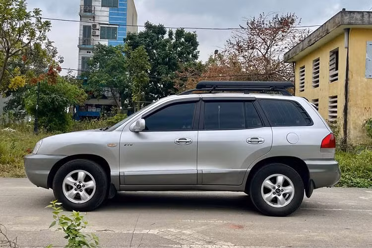 Trên thị trường xe cũ Việt Nam, những chiếc xe SUV Hyundai SantaFe Gold đời 2004 đang được chào bán với mức giá chỉ khoảng hơn 100 triệu đồng. Đáng chú ý là chiếc xe trong bài viết này, đang được bán giá 128 triệu đồng (chưa thương lượng) – một trong những mức giá cạnh tranh nhất trên thị trường xe máy dầu số tự động 7 chỗ hiện nay.