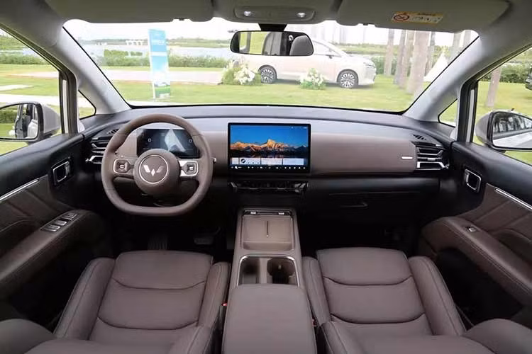 Wuling Nexus sở hữu nội thất 7 chỗ với cấu hình chỗ ngồi 2+2+3. Tất cả các ghế đều hỗ trợ nhiều chế độ điều chỉnh. Hàng ghế trước có thể ngả tới 180 độ, cho phép hành khách “nằm phẳng” để nghỉ ngơi. Hàng ghế thứ hai có 2 bệ tỳ tay và có thể điều chỉnh đa góc. Cả hai hàng ghế sau đều chỉnh tay thay vì chỉnh điện.