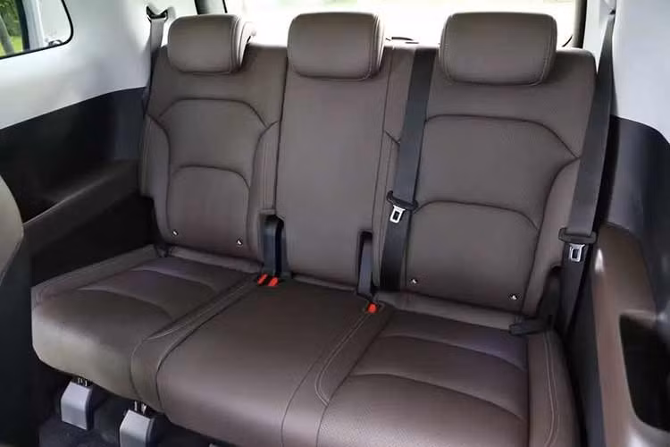 Như đã nhắc ở trên, Wuling Nexus tại Việt Nam có 2 tùy chọn động cơ là hybrid và thuần điện. Trong đó, bản hybrid sạc điện (PHEV) Lingxi Power 3.0 sẽ kết hợp động cơ xăng 4 xi-lanh, dung tích 1.5L với mô-tơ điện tích hợp 10-trong-1 thế hệ thứ tư.