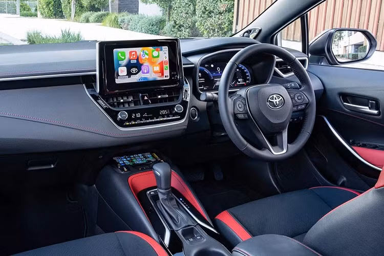 Ngược lại, bản hatchback lại có lợi thế về tiện nghi khi được bổ sung kết nối Android Auto không dây, bên cạnh Apple CarPlay không dây, trong khi bản sedan vẫn chỉ hỗ trợ kết nối Android Auto qua dây.