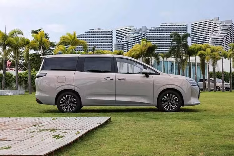 Theo kế hoạch, Wuling Nexus 2026 sẽ ra mắt Việt Nam trong nửa cuối năm nay với 2 phiên bản là hybrid và thuần điện. Trước thời điểm đó, giá bán dự kiến của phiên bản thuần điện đã được hé lộ, dao động từ 730-799 triệu đồng.