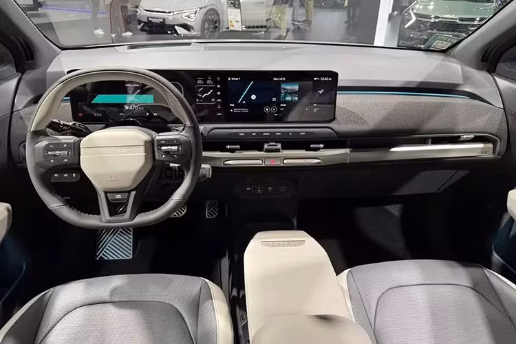 Hệ dẫn động 4 bánh chỉ đi kèm với pin lớn trên các bản Wind và Land dưới dạng trang bị tùy chọn. Trong khi đó, bản GT và GT-Line sẽ đi kèm hệ dẫn động 4 bánh tiêu chuẩn, giúp Kia EV3 linh hoạt hơn cho các hành trình dài. Thời gian sạc từ 10% lên 80% rơi vào khoảng 29 phút với pin cỡ nhỏ và hơn 30 phút với pin cỡ lớn.