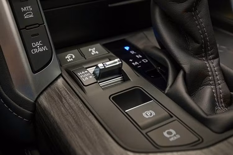 Phiên bản VX tiêu chuẩn được trang bị đầy đủ với mâm 18 inch, đèn LED toàn phần, hai màn hình 12,3 inch, dàn âm thanh JBL 14 loa, điều hòa 4 vùng độc lập và cổng sạc 1.500W.