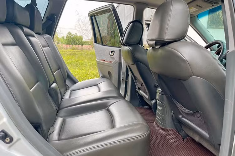 Với giá bán chỉ nhình hơn 100 triệu đồng, chiếc Hyundai SantaFe Gold 2004 này sau khoảng 22 năm có mặt tại thị trường Việt Nam, vẫn được xem là lựa chọn đáng cân nhắc cho những ai đang tìm kiếm một chiếc SUV 7 chỗ máy dầu số tự động để phục vụ gia đình hoặc công việc.