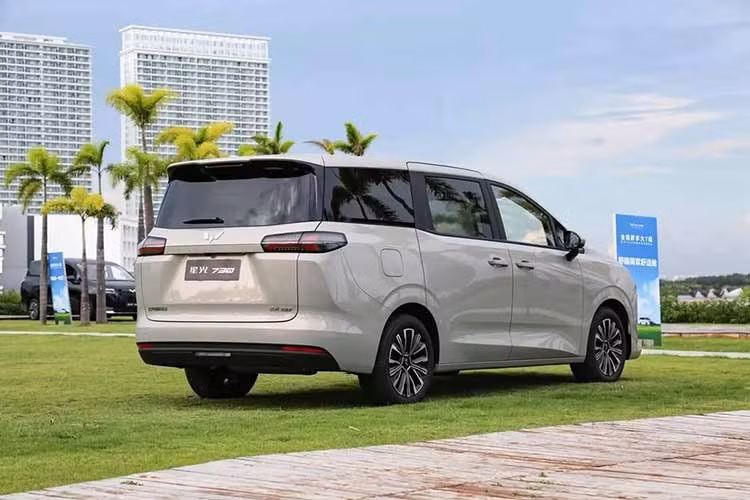 Giá bán của Wuling Nexus 2026 phiên bản hybrid hiện vẫn còn là ẩn số nhưng dự kiến sẽ rẻ hơn Wuling Nexus EV. Nếu giá bán trên là chính xác, Wuling Nexus sẽ rẻ hơn đáng kể so với những đối thủ cùng phân khúc như VinFast VF MPV 7, Toyota Innova Cross và Hyundai Custin. Tuy nhiên, xe vẫn đắt hơn VinFast Limo Green.