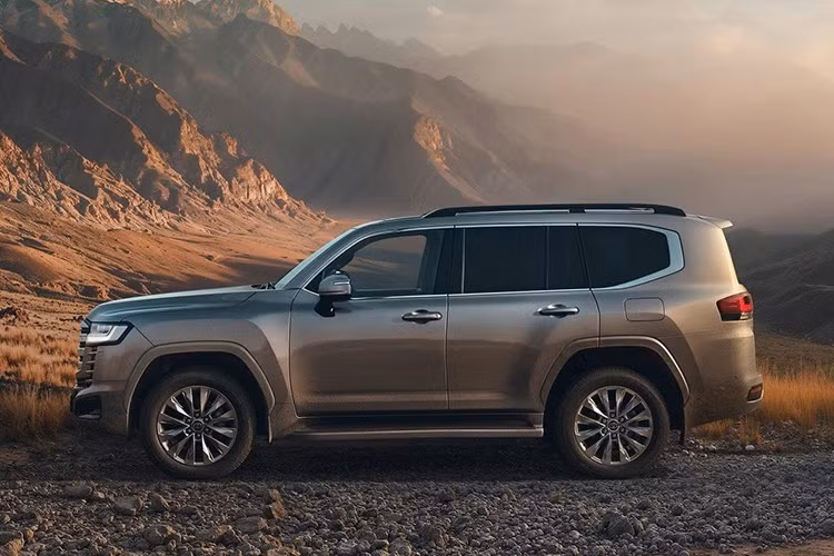 Toyota Land Cruiser LC300 HEV bản GR Sport sở hữu thiết kế thể thao riêng biệt với cản trước, lưới tản nhiệt, vòm bánh xe khác biệt và hệ thống treo điện tử e-KDSS – cho phép ngắt thanh cân bằng để cải thiện độ linh hoạt khi off-road.