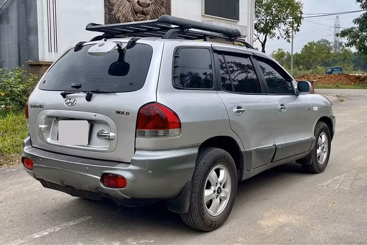 Chiếc Hyundai SantaFe thuộc phiên bản Gold, nhập khẩu nguyên chiếc, sở hữu động cơ diesel 2.0 lít kết hợp hộp số tự động. Sau hơn 20 năm lưu hành, xe đã di chuyển khoảng hơn 150.000 km. Chủ nhân cho biết phương tiện được bảo dưỡng định kỳ, chăm sóc kỹ lưỡng nên vẫn giữ được tình trạng tốt, ngoại thất màu ghi sáng, nội thất vẫn dùng da xám nguyên bản.