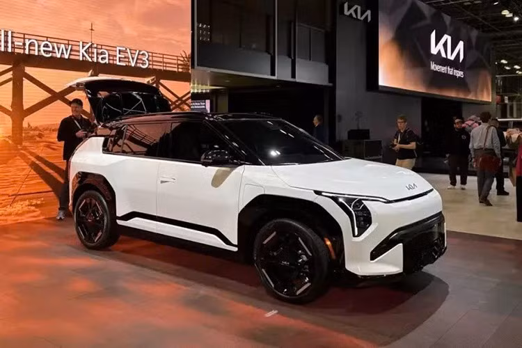 Chi tiết các phiên bản và giá bán của Kia EV3 sẽ được công bố vào gần thời điểm mở bán, dự kiến là cuối năm nay. Chỉ biết rằng, EV3 GT-Line sẽ có vô lăng 3 chấu, bàn đạp kim loại và ghế hai tông màu sáng. Phiên bản GT cao cấp hơn đi kèm mâm 19 inch với cùm phanh màu xanh lá, cùng các điểm nhấn màu xanh tương tự trên dây an toàn, vô lăng và nội thất.