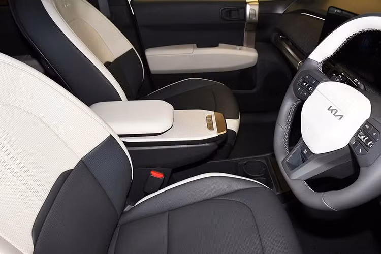 Kia EV3 2026 có kích thước tương đương Seltos thế hệ thứ hai vốn cũng ra mắt cùng thời điểm tại Triển lãm Ô tô New York 2026 và khoang nội thất có nhiều điểm tương đồng. Xe sử dụng cụm màn hình nối liền trên mặt táp-lô, gồm 2 màn hình 12,3 inch và một màn hình chỉnh điều hòa 5 inch ở giữa.