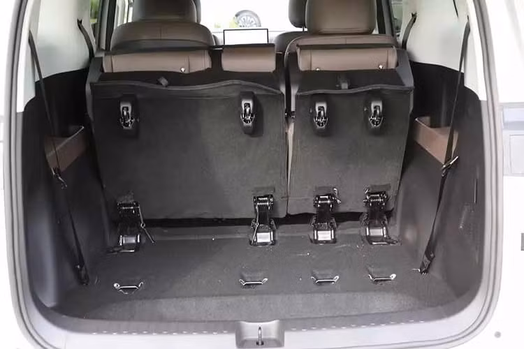 Mức tiêu thụ nhiên liệu khi cạn pin đạt 5,3 lít/100km trong khi phạm vi chạy thuần điện là 125 km theo tiêu chuẩn CLTC. Khi đổ đầy xăng và sạc đầy pin, xe có thể chạy hết quãng đường 1100 km.