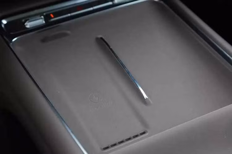 Chưa dừng ở đó, Wuling Nexus còn cung cấp 25 vị trí chứa đồ rải rác trong xe. Hàng ghế thứ ba có tính năng “gập ma thuật”, trong đó lưng ghế có thể gập xuống và đệm ghế lật lên, mở rộng thể tích khoang hành lý từ 315 lít lên 1.202 lít. Các tùy chọn màu nội thất gồm nâu Walnut Brown và nâu Warm Sand Brown.