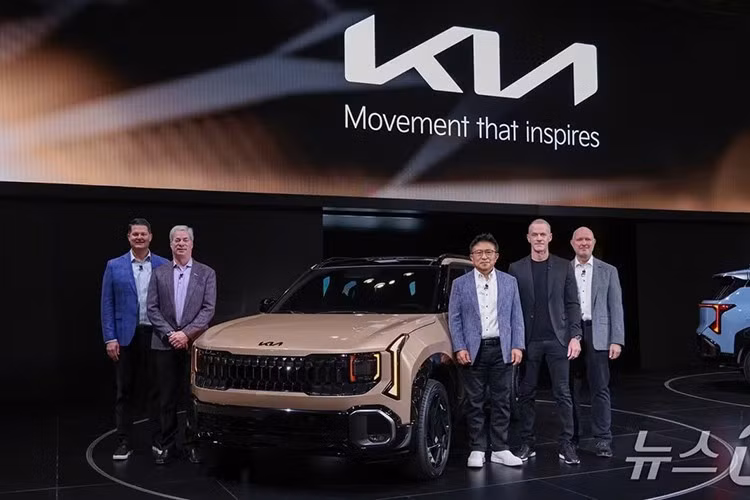 Kia EV3 là mẫu ôtô điện cỡ nhỏ đã lần đầu tiên ra mắt tại Hàn Quốc vào hồi tháng 5/2024. Sau 2 năm, mẫu xe này mới đặt chân đến thị trường Mỹ và được trưng bày tại Triển lãm Ô tô New York 2026.