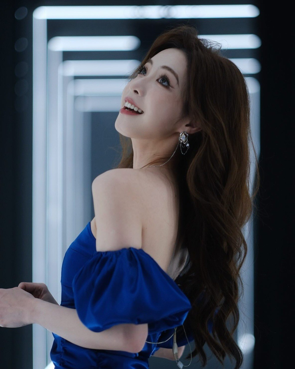 Iris gia nhập LPL từ năm 2017, ban đầu với vai trò phiên dịch viên, phân tích trận đấu và chuẩn bị nội dung. N