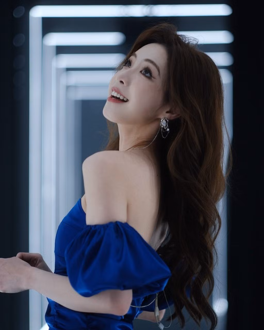 Iris gia nhập LPL từ năm 2017, ban đầu với vai trò phiên dịch viên, phân tích trận đấu và chuẩn bị nội dung. N