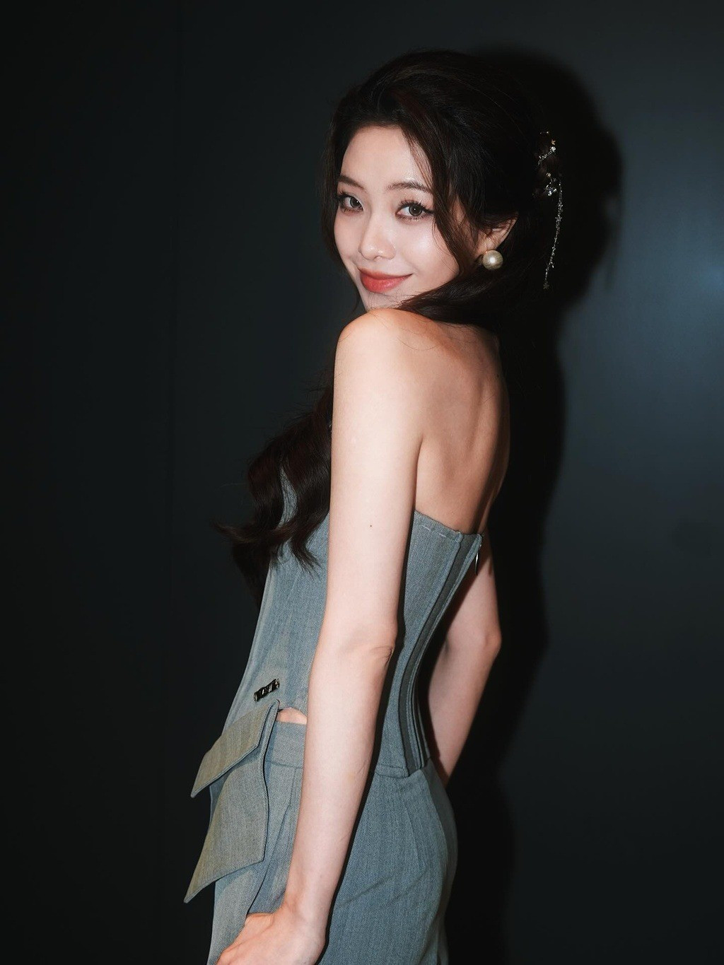 CKTG 2025, diễn ra tại Bắc Kinh, Thượng Hải đến Thành Đô là cơ hội lớn giúp Iris tỏa sáng. Cô chứng minh năng lực nổi bật khi đảm nhận vai trò host chính trên sân khấu lớn.