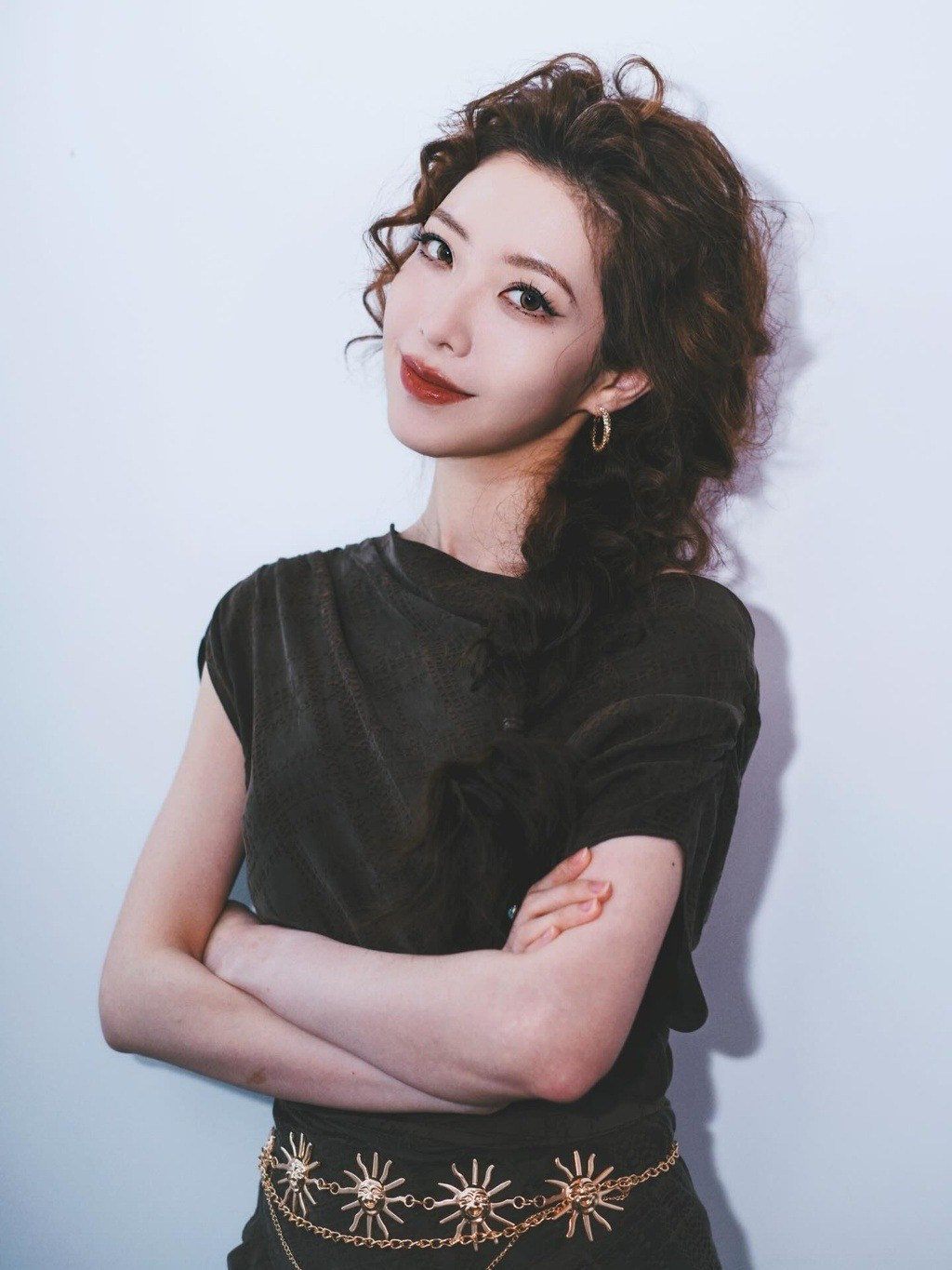 Iris từng chia sẻ với truyền thông rằng dẫn chương trình thể thao điện tử từng là thứ cô không hề nghĩ đến khi bắt đầu theo học ngành phát thanh song ngữ. Nhưng mọi thứ thay đổi vào năm 3 đại học, khi cô có cơ duyên làm thực tập sinh cho LPL vào năm 2017. Khoảnh khắc chứng kiến hơn 40.000 khán giả tại SVĐ Tổ Chim reo hò trong trận chung kết giữa SSG và SKT đã khiến cô muốn gắn bó với công việc này.