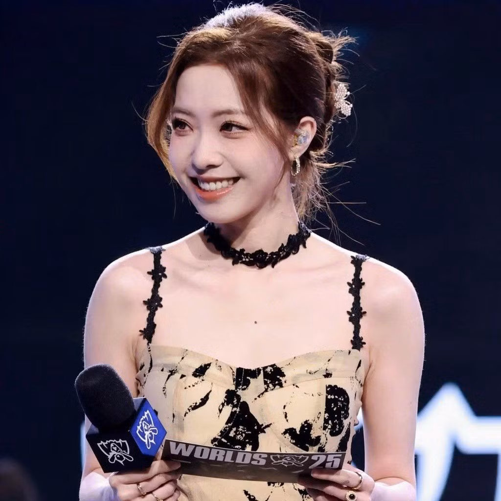 Tại giải CKTG 2025 của tựa game Liên Minh Huyền Thoại, Iris Feng đặc biệt gây chú ý trên sân khấu với nhan sắc nổi bật.