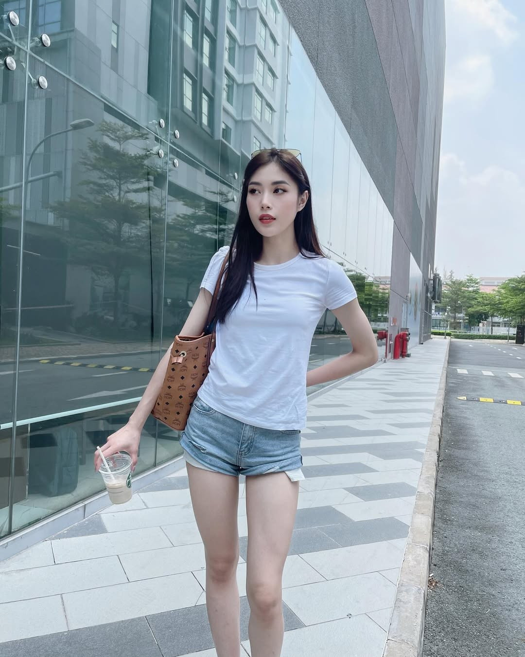 Tuy nhiên, cũng có không ít ý kiến cho rằng hình ảnh mới của Thu Huyền có phần khác biệt quá lớn so với hình tượng vận động viên trong sáng trước đây. Một số người cảm thấy tiếc nuối hình ảnh "hoa khôi bóng chuyền" giản dị và cho rằng phong cách gợi cảm hiện tại có phần "mất chất".