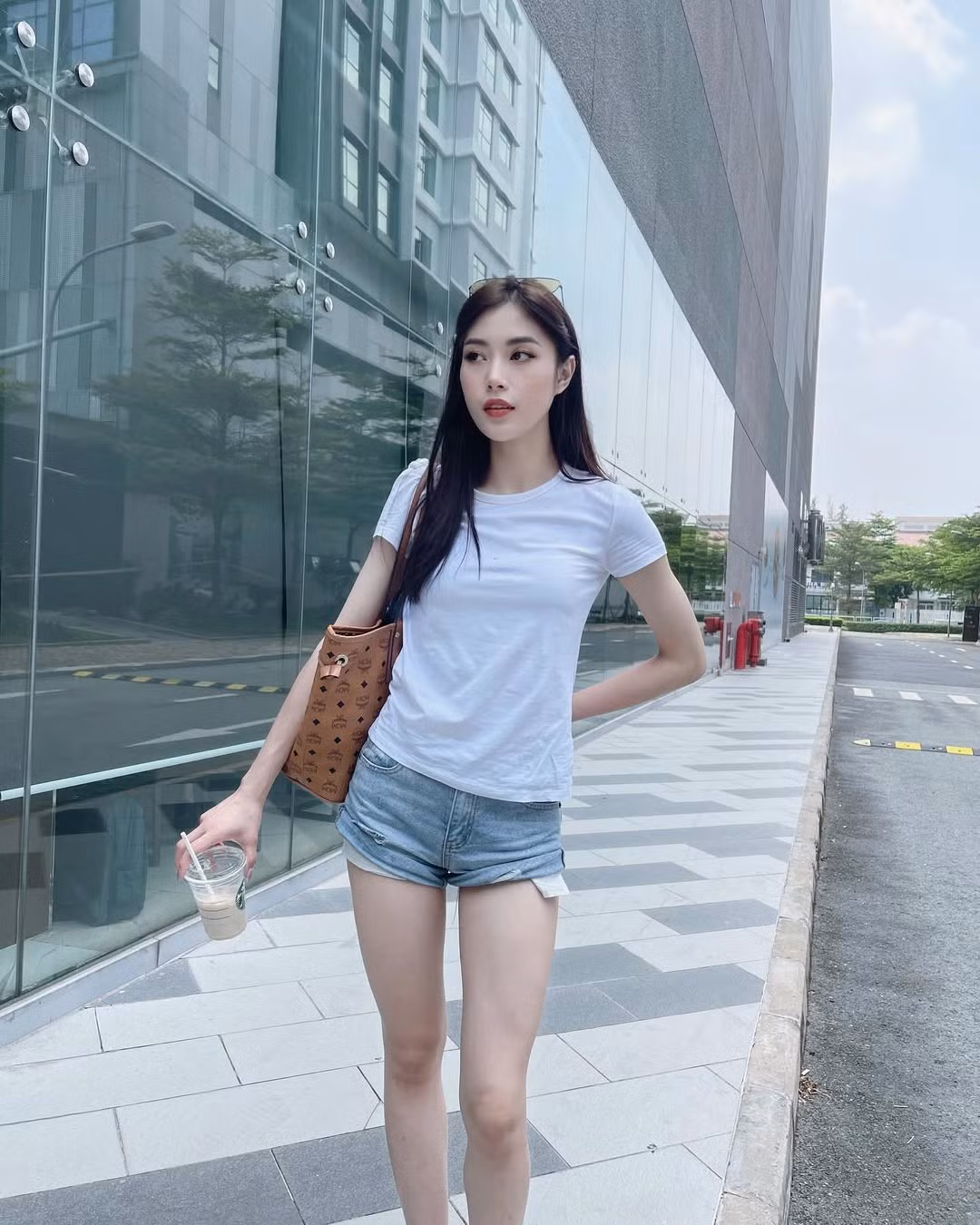 Tuy nhiên, cũng có không ít ý kiến cho rằng hình ảnh mới của Thu Huyền có phần khác biệt quá lớn so với hình tượng vận động viên trong sáng trước đây. Một số người cảm thấy tiếc nuối hình ảnh "hoa khôi bóng chuyền" giản dị và cho rằng phong cách gợi cảm hiện tại có phần "mất chất".