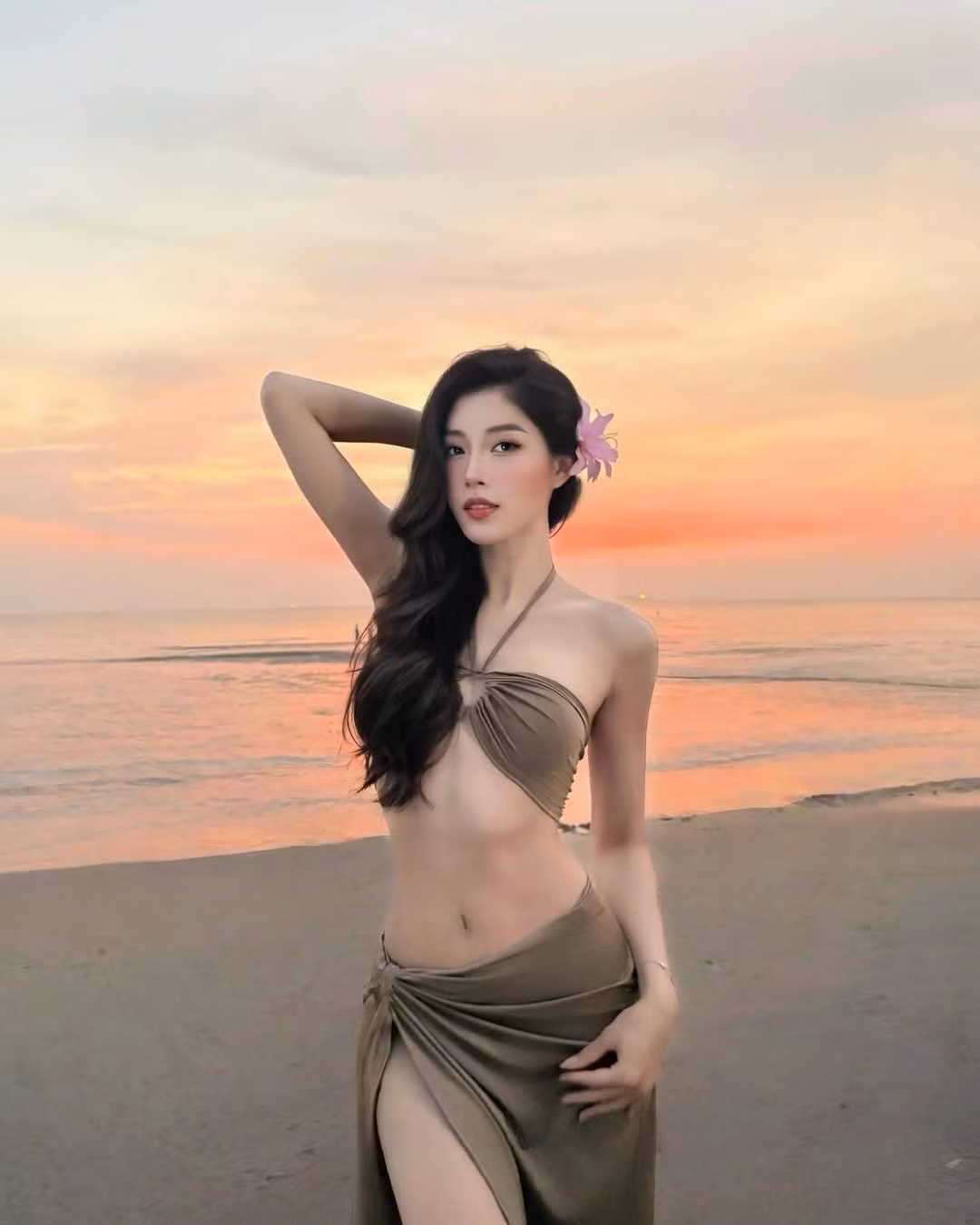 Với làn da trắng mịn, vóc dáng cân đối và những đường cong gợi cảm, Thu Huyền nhận được vô số lời khen ngợi từ người hâm mộ. Nhiều người bày tỏ sự ngưỡng mộ trước vẻ đẹp ngày càng rạng rỡ và quyến rũ của cô.