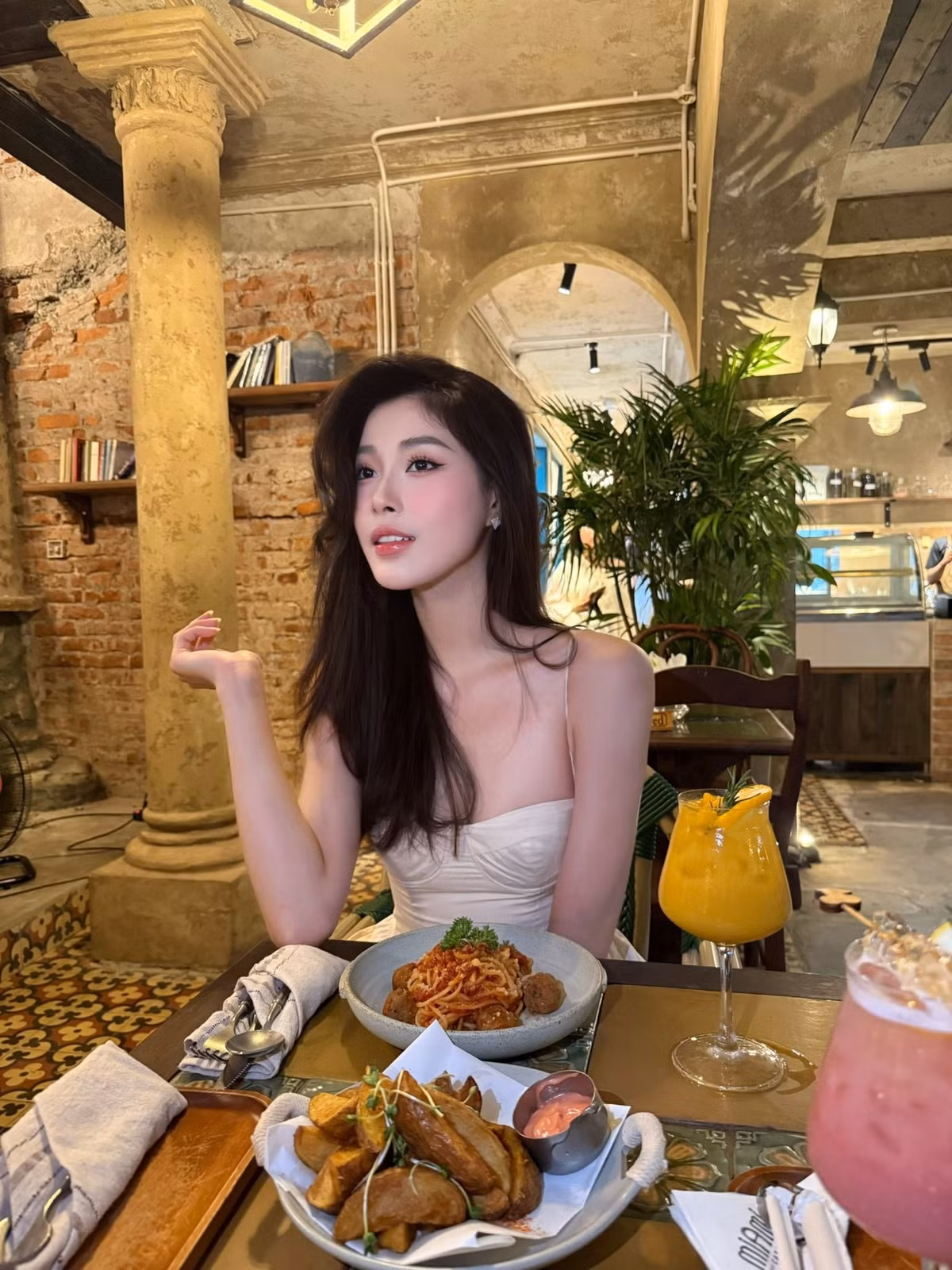 Thu Huyền không ngần ngại khoe những đường nét gợi cảm một cách tinh tế và khỏe khoắn, phá bỏ hình ảnh "hoa khôi sân bóng" dịu dàng trước đây để trở thành một hot girl quyến rũ, năng động.