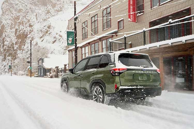 Theo số liệu của hãng, Forester là mẫu xe bán chạy thứ hai tại Mỹ trong năm 2025 với 175.070 xe được giao đến tay khách hàng. Việc nội địa hóa hoàn toàn khâu lắp ráp Forester – bao gồm cả bản hybrid – tại nhà máy Lafayette, bang Indiana.