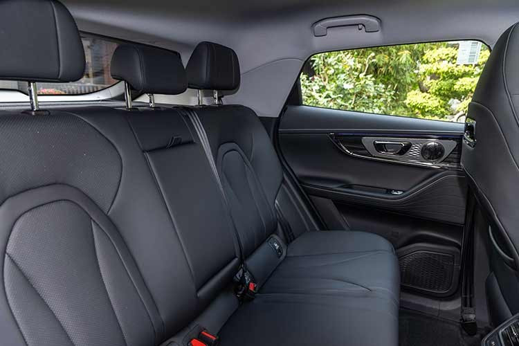 Omoda C5 HEV dùng động cơ xăng 4 xi-lanh, tăng áp, dung tích 1.5L, tạo ra công suất tối đa 141 mã lực và mô-men xoắn cực đại 215 Nm. Động cơ kết hợp với mô-tơ điện mạnh 201 mã lực và 310 Nm.