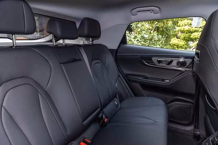 Omoda C5 HEV dùng động cơ xăng 4 xi-lanh, tăng áp, dung tích 1.5L, tạo ra công suất tối đa 141 mã lực và mô-men xoắn cực đại 215 Nm. Động cơ kết hợp với mô-tơ điện mạnh 201 mã lực và 310 Nm.