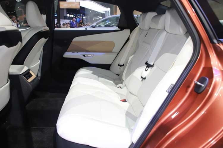 Một số yếu tố đáng chú ý khác trong cabin có thể kể tới bàn sạc điện thoại không dây kép nằm tại cụm điều khiển trung tâm, cửa sổ trời toàn cảnh hay nền tảng phần mềm Arene mới của Toyota/Lexus sẽ được hãng đưa vào sử dụng trên xe thành phẩm ngay từ bây giờ.