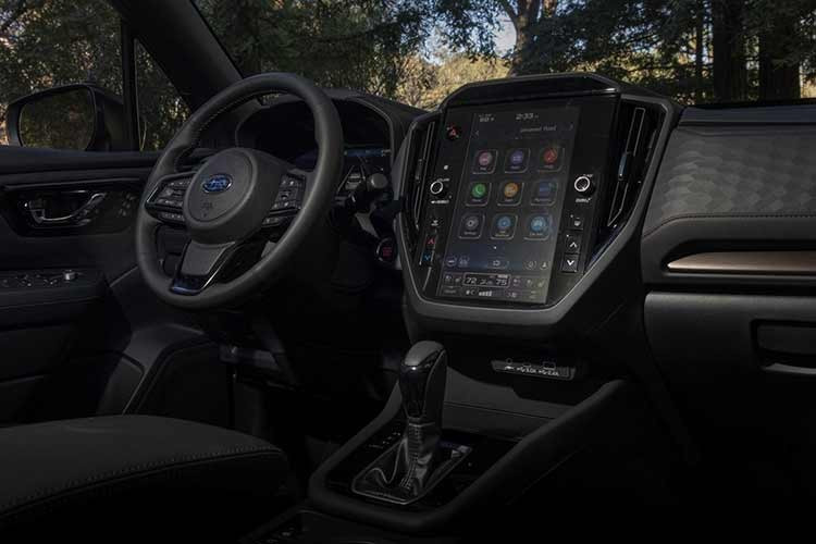 Phiên bản hybrid của Subaru Forester 2026 sử dụng hệ truyền động dạng power-split thay vì hộp số vô cấp CVT truyền thống. Kết hợp với động cơ boxer 2.5L hút khí tự nhiên, cấu hình này được tối ưu theo chu trình Atkinson và Miller nhằm tăng hiệu suất nhiệt và tiết kiệm nhiên liệu.