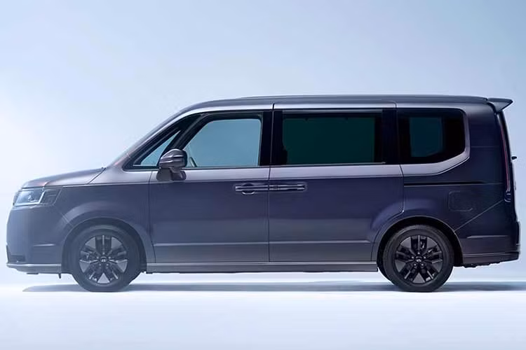 Honda StepWGN sở hữu phong cách thiết kế hiện đại, đậm chất thực dụng đặc trưng của một mẫu MPV gia đình. Xe có kiểu dáng vuông vức, trần cao và cửa kính lớn khá giống Toyota Alphard. Thiết kế này giúp tối ưu hóa không gian cabin và tầm nhìn cho hành khách.