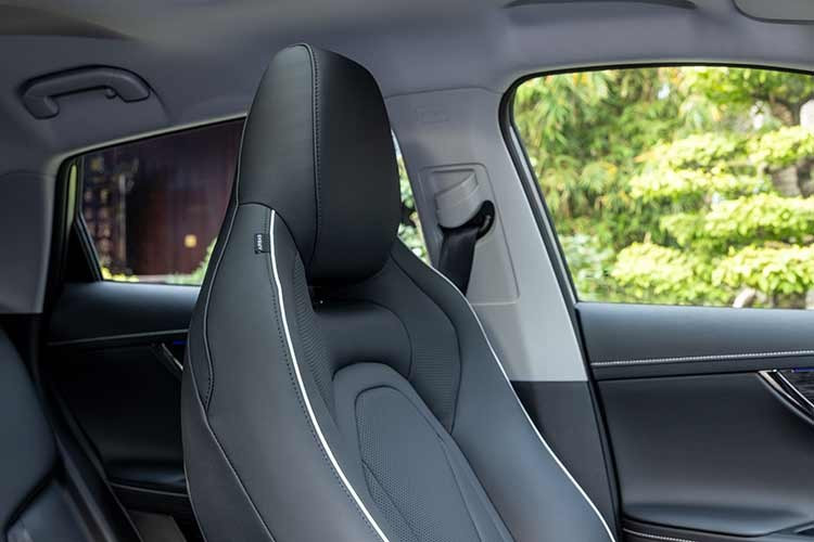 Trải nghiệm hành khách còn được chăm chút kỹ lưỡng thông qua kính cách âm hai lớp và cửa sổ trời toàn cảnh trên Omoda C5 HEV 2026, những trang bị này mang lại không gian yên tĩnh và thoáng đãng.