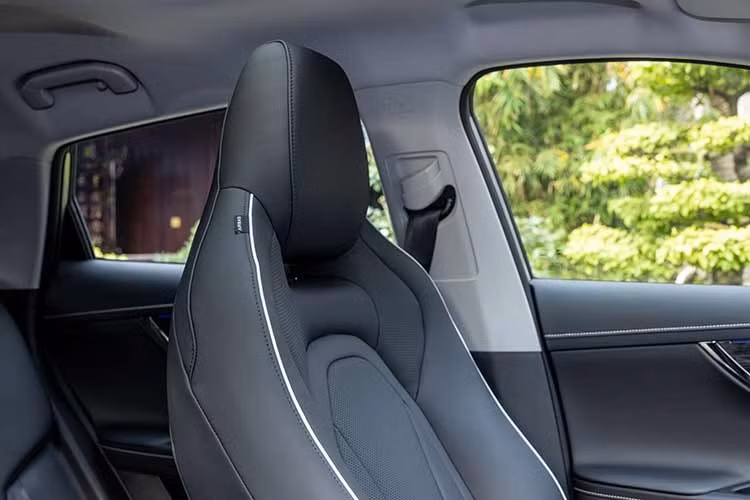 Trải nghiệm hành khách còn được chăm chút kỹ lưỡng thông qua kính cách âm hai lớp và cửa sổ trời toàn cảnh trên Omoda C5 HEV 2026, những trang bị này mang lại không gian yên tĩnh và thoáng đãng.