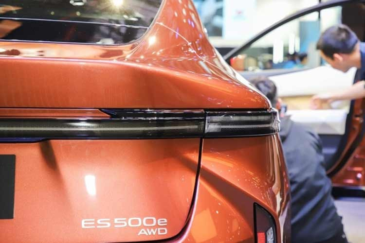 Trong khi đó, khu vực phía sau mang phong cách fastback với dải đèn LED nối liền hai bên, tích hợp dòng chữ "Lexus" thay cho logo của hãng. Ngay cả kích thước của Lexus ES mới cũng tăng đáng kể so với thế hệ cũ. Theo đó, xe dài hơn 165 mm trong khi chiều dài cơ sở tăng thêm 80 mm, mang lại không gian nội thất rộng rãi hơn rõ rệt.