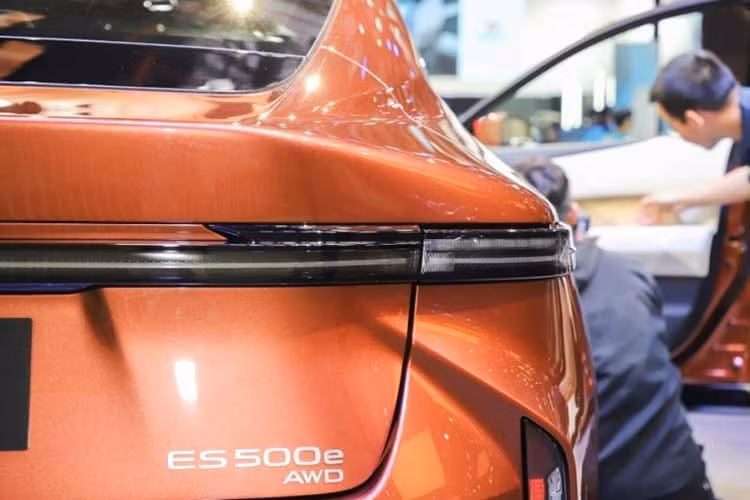 Trong khi đó, khu vực phía sau mang phong cách fastback với dải đèn LED nối liền hai bên, tích hợp dòng chữ "Lexus" thay cho logo của hãng. Ngay cả kích thước của Lexus ES mới cũng tăng đáng kể so với thế hệ cũ. Theo đó, xe dài hơn 165 mm trong khi chiều dài cơ sở tăng thêm 80 mm, mang lại không gian nội thất rộng rãi hơn rõ rệt.