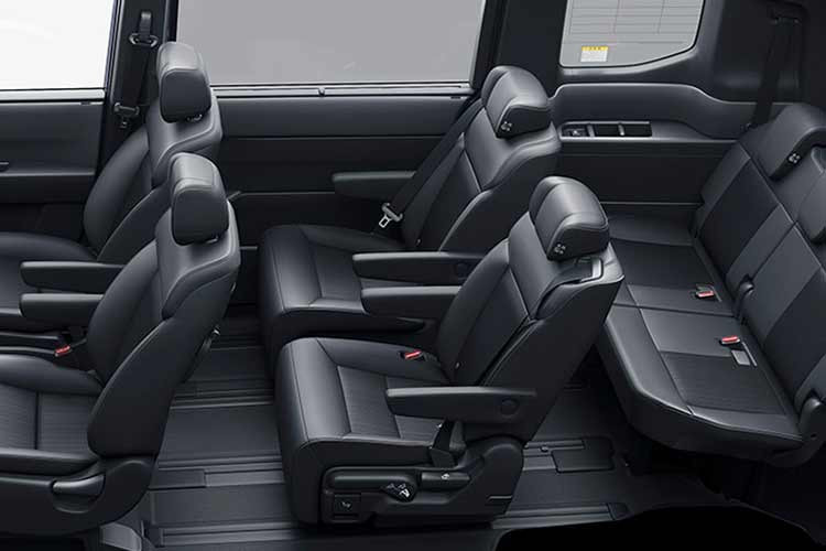 Trang bị tiện nghi bao gồm cửa trượt điện hai bên, cốp sau đóng mở bằng điện, hệ thống điều hòa tự động ba vùng độc lập, hệ thống lọc không khí công nghệ Plasmacluster và cụm điều khiển trung tâm với cần số điện tử Shift-by-Wire. Xe có màn hình đồng hồ trung tâm loại TFT có kích thước 10,2 inch hiển thị đầy đủ thông tin vận hành và hỗ trợ người lái