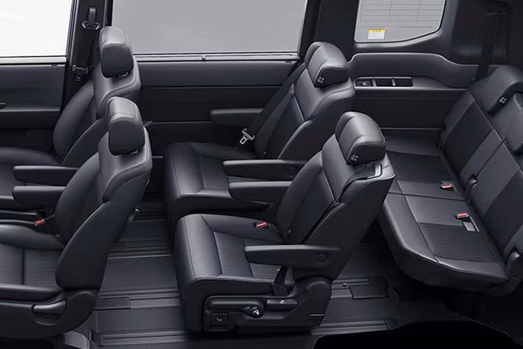 Trang bị tiện nghi bao gồm cửa trượt điện hai bên, cốp sau đóng mở bằng điện, hệ thống điều hòa tự động ba vùng độc lập, hệ thống lọc không khí công nghệ Plasmacluster và cụm điều khiển trung tâm với cần số điện tử Shift-by-Wire. Xe có màn hình đồng hồ trung tâm loại TFT có kích thước 10,2 inch hiển thị đầy đủ thông tin vận hành và hỗ trợ người lái