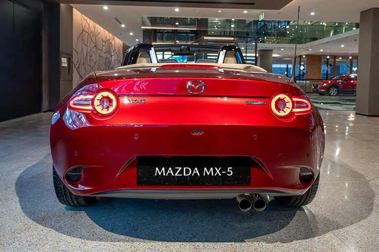Cung cấp sức mạnh cho Mazda MX-5 2026 nhiều khả năng vẫn là động cơ xăng 2.0L hút khí tự nhiên, sản sinh công suất tối đa 181 mã lực và mô-men xoắn cực đại 205 Nm. Tại thị trường Việt Nam, xe thường đi kèm hộp số tự động 6 cấp kết hợp lẫy chuyển số trên vô-lăng để phù hợp với điều kiện giao thông đô thị.